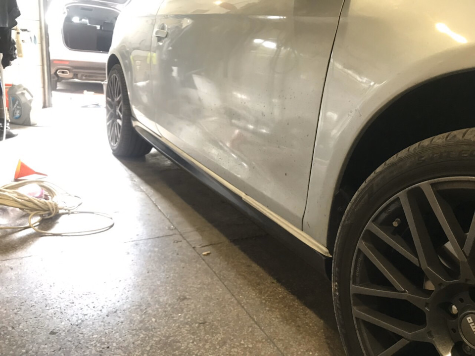 VW EOS - Встановлення пластикових порогів 2