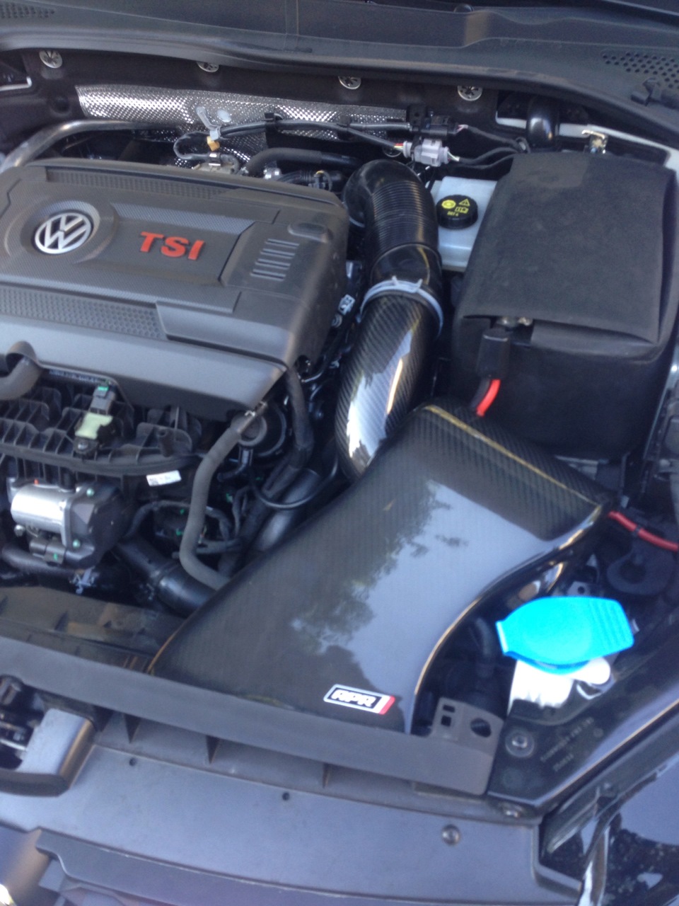 Поставив Впуск APR CARBON INTAKE MQB 1