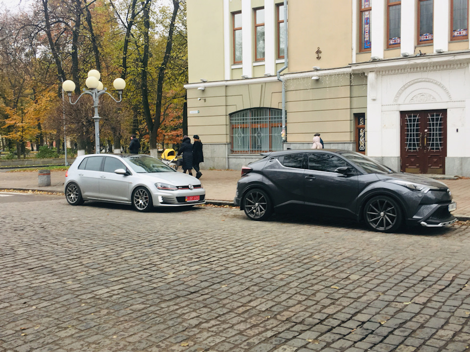 6.Фото з дуже низькою C-HR 2