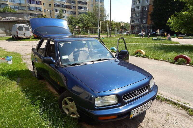 Daihatsu Applause 1