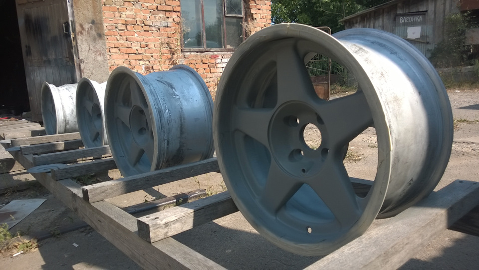 Фотографії з архіву:Поліровка полиць та фарбування в мат дисків 3