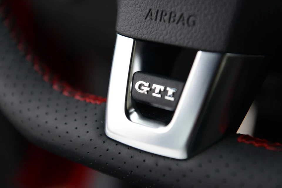 Установка керма та панелі приладів від vw golf mk6