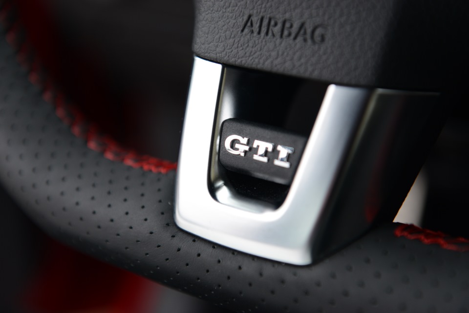 Установка керма та панелі приладів від vw golf mk6 1
