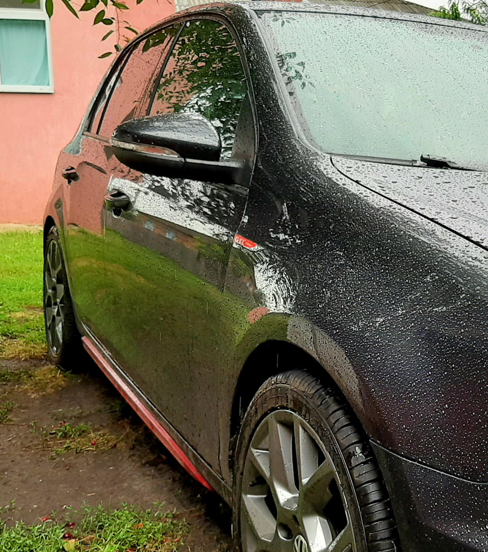#5. Червоні емблеми та леза GTI, вії фар, а також фарбування значків VW 2