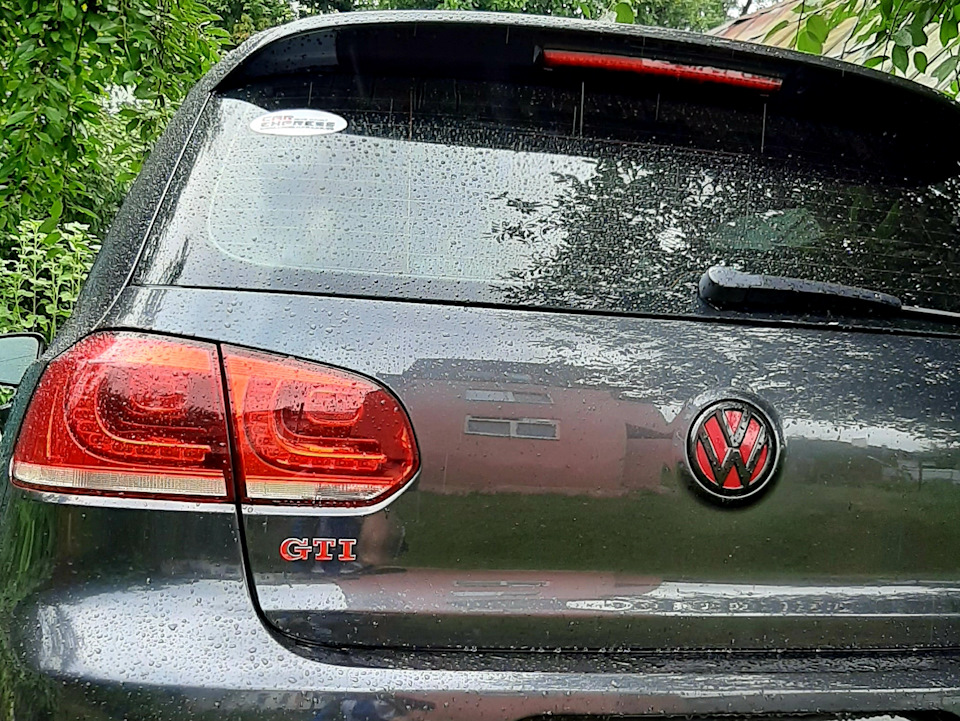 #5. Червоні емблеми та леза GTI, вії фар, а також фарбування значків VW 3
