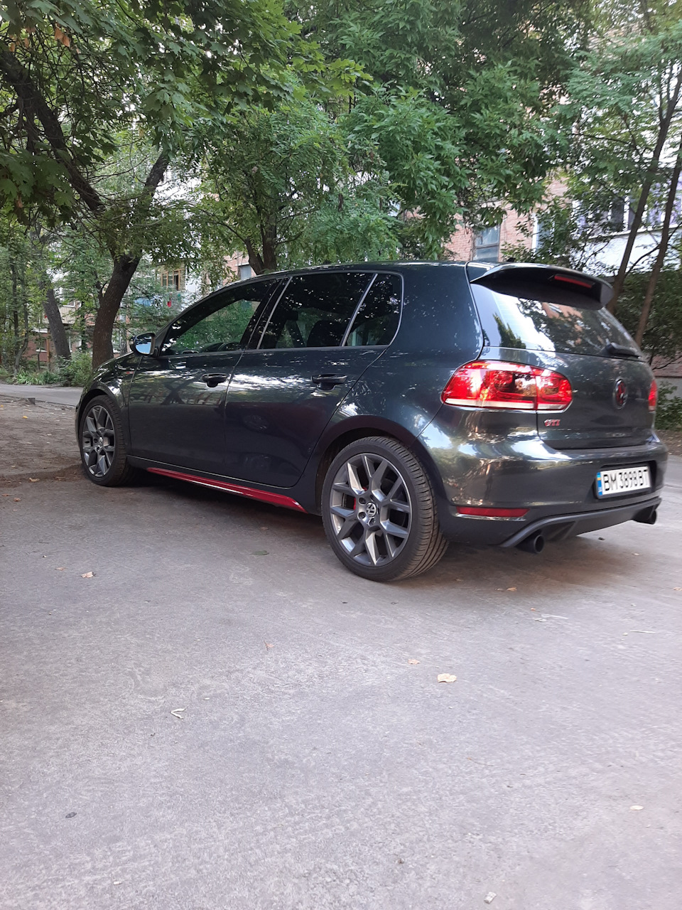 #5. Червоні емблеми та леза GTI, вії фар, а також фарбування значків VW 1
