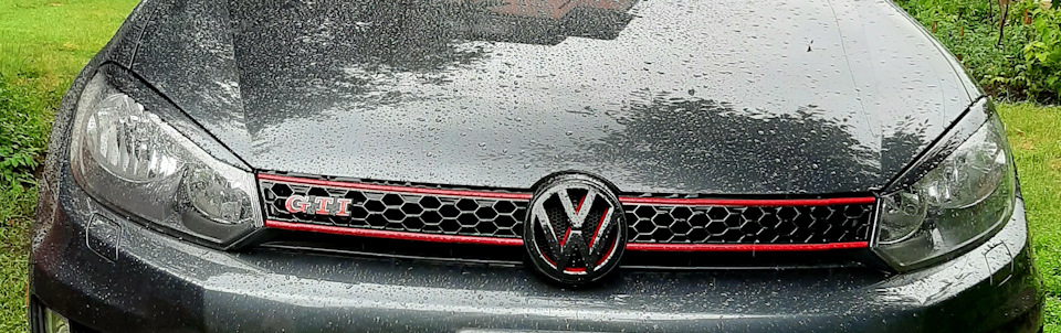 #5. Червоні емблеми та леза GTI, вії фар, а також фарбування значків VW 4