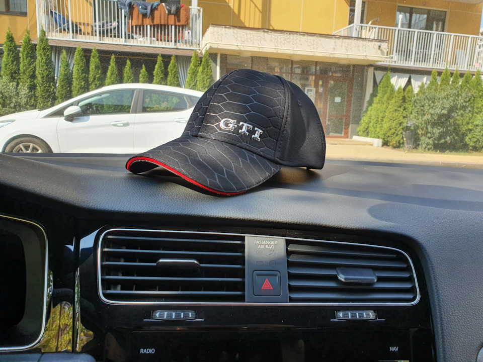 Подарунки від дилера: кепка GTI, чохли на ключ GTI, значки GTI 3
