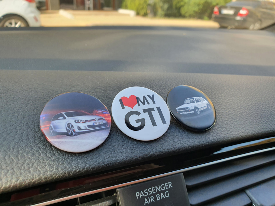Подарунки від дилера: кепка GTI, чохли на ключ GTI, значки GTI 5