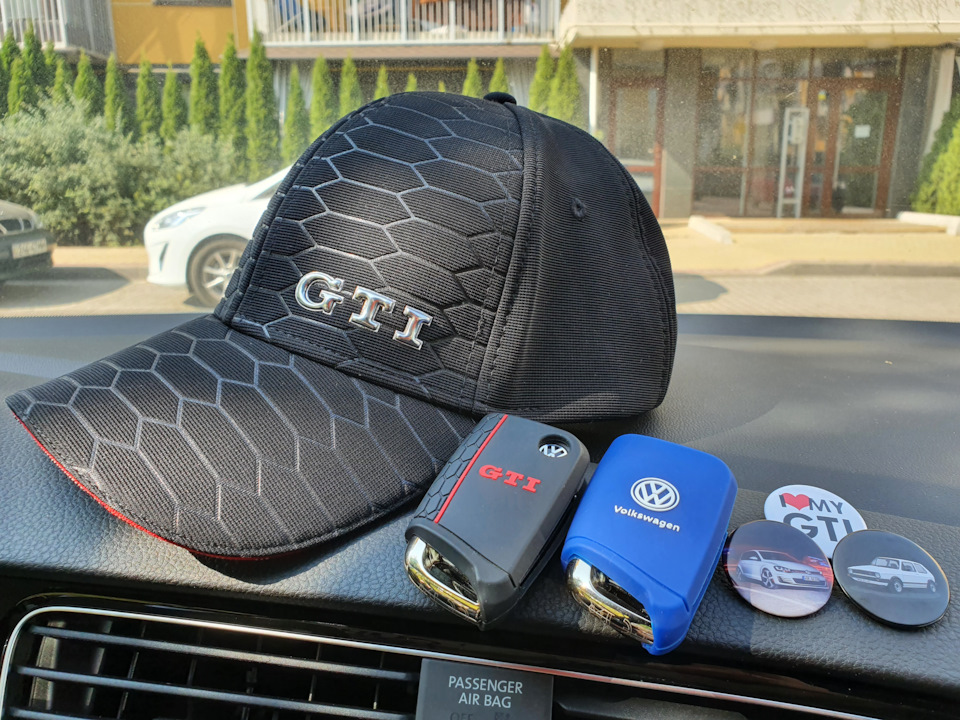 Подарунки від дилера: кепка GTI, чохли на ключ GTI, значки GTI 1