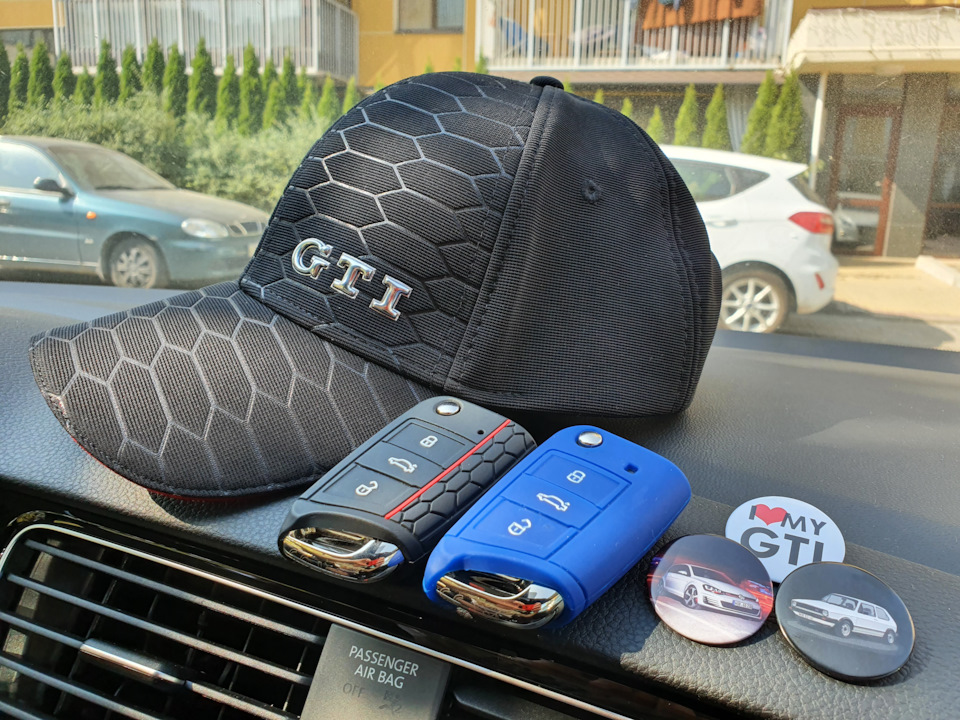 Подарунки від дилера: кепка GTI, чохли на ключ GTI, значки GTI 2