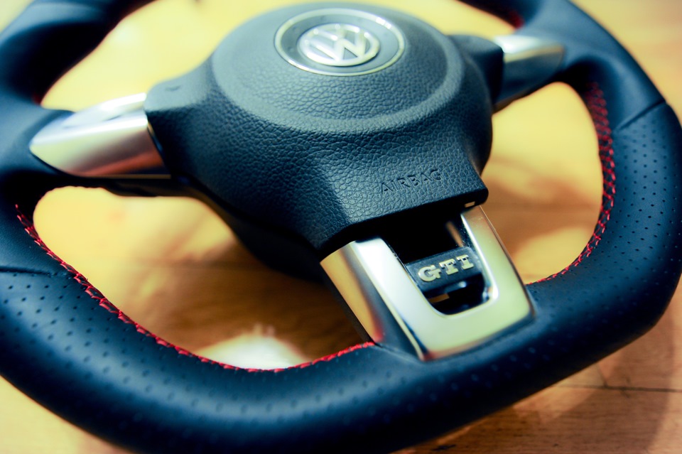 Продам НЕмультируль GTI з подушкою для Golf V/VI 2