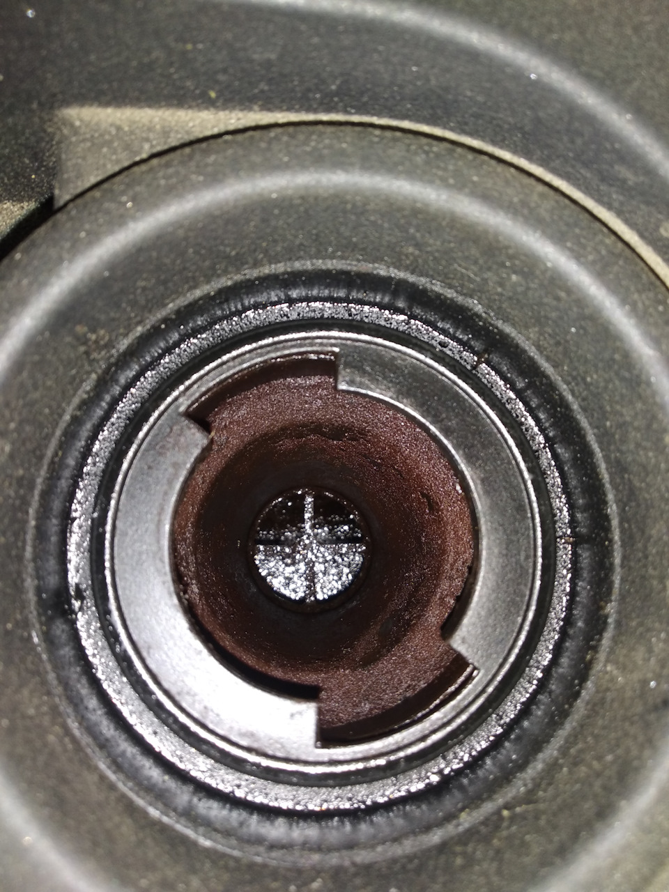 Нагар в маслозаливній горловині 1