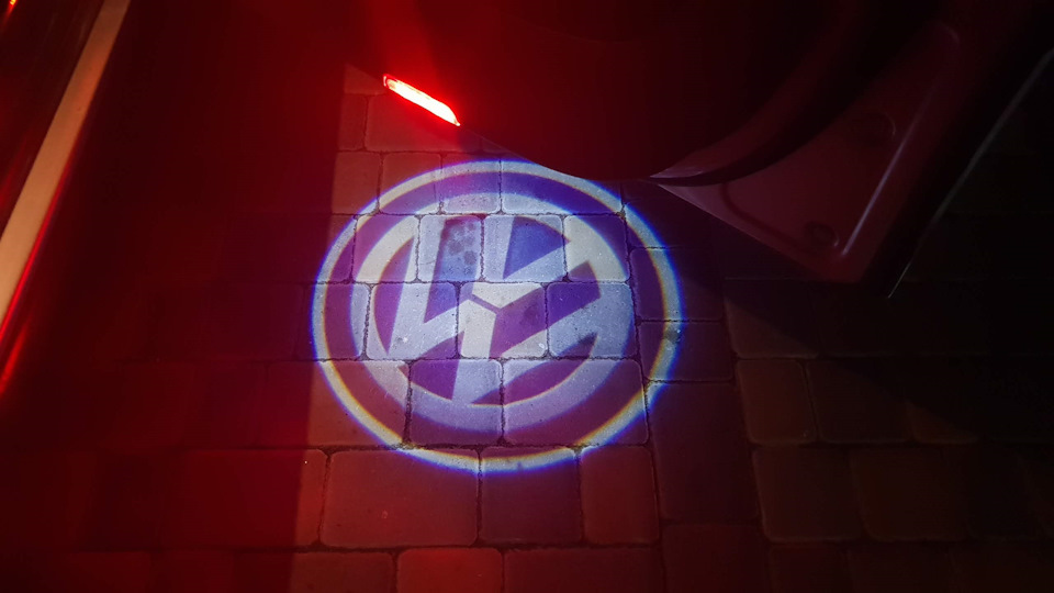 Підсвічування дверей з емблемою-проекцією VW 5