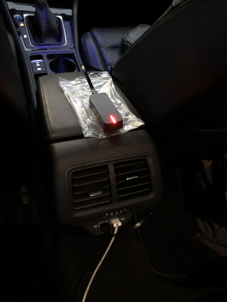 Задній повітропровід з USB 1