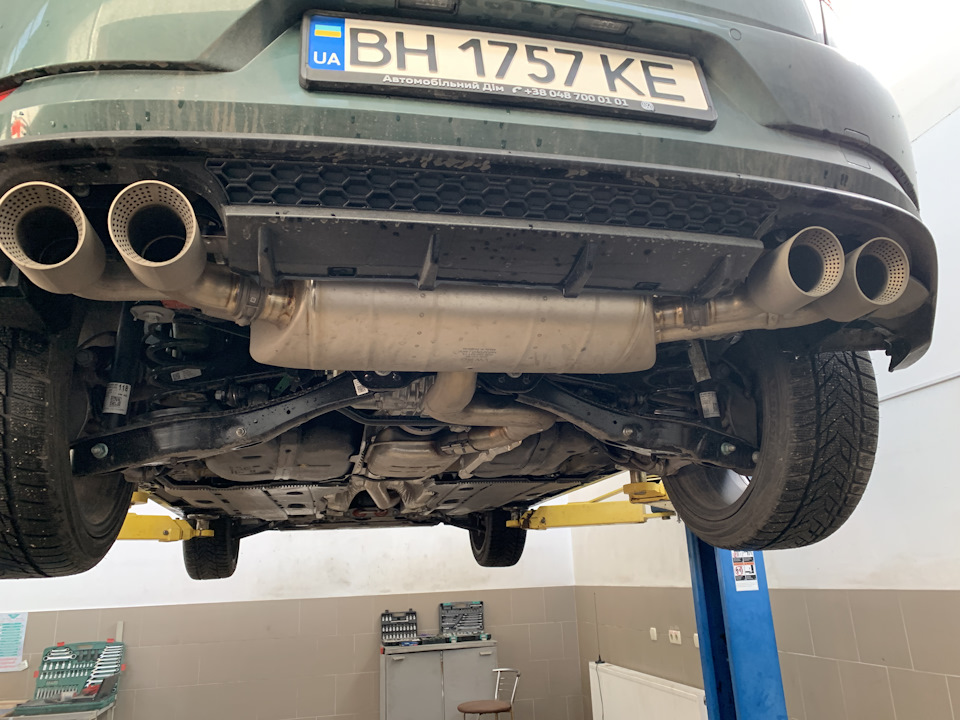 Опціональна вихлопна система R-Performance або заводський Akrapovic 2