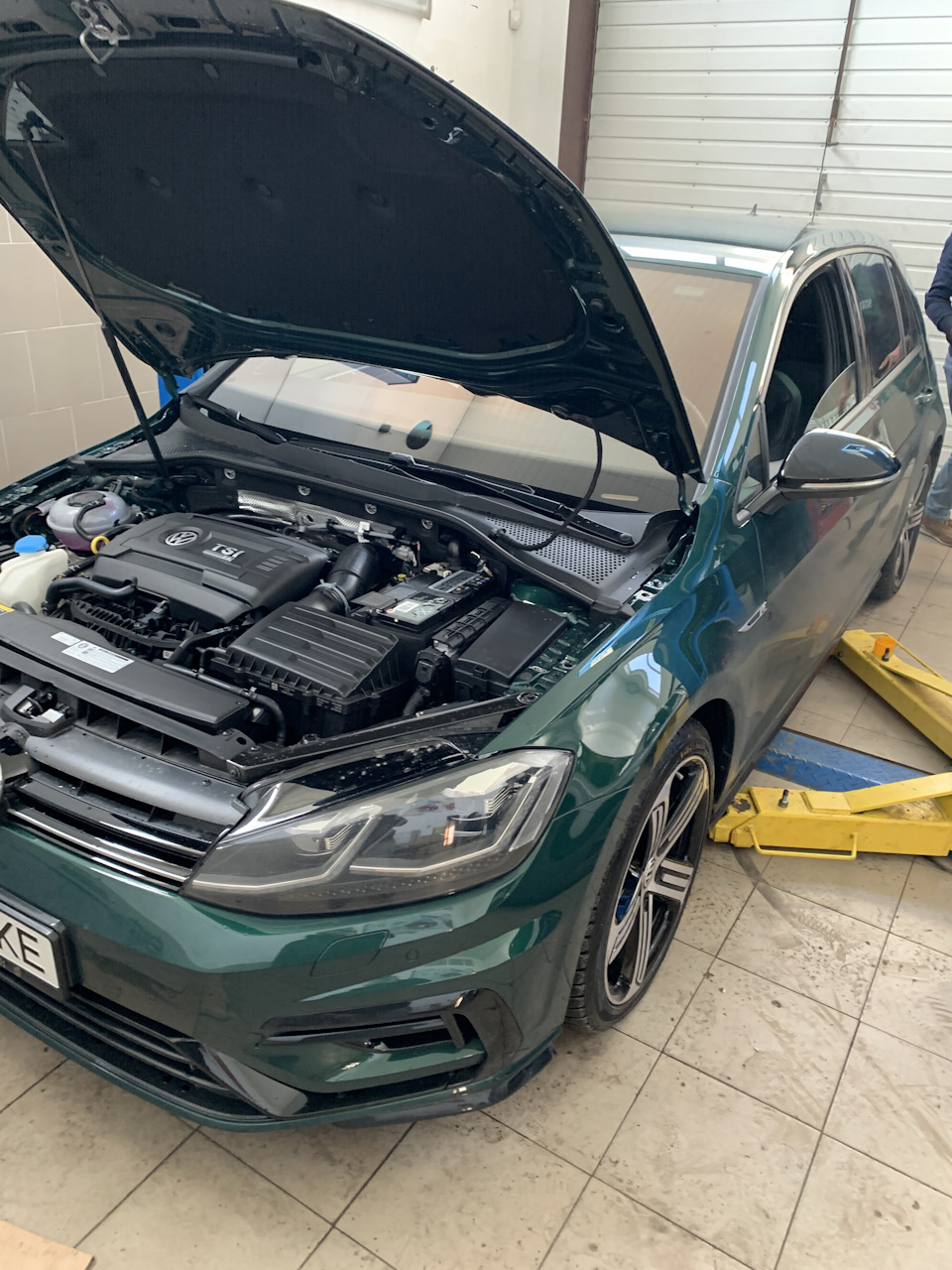 Опціональна вихлопна система R-Performance або заводський Akrapovic 1