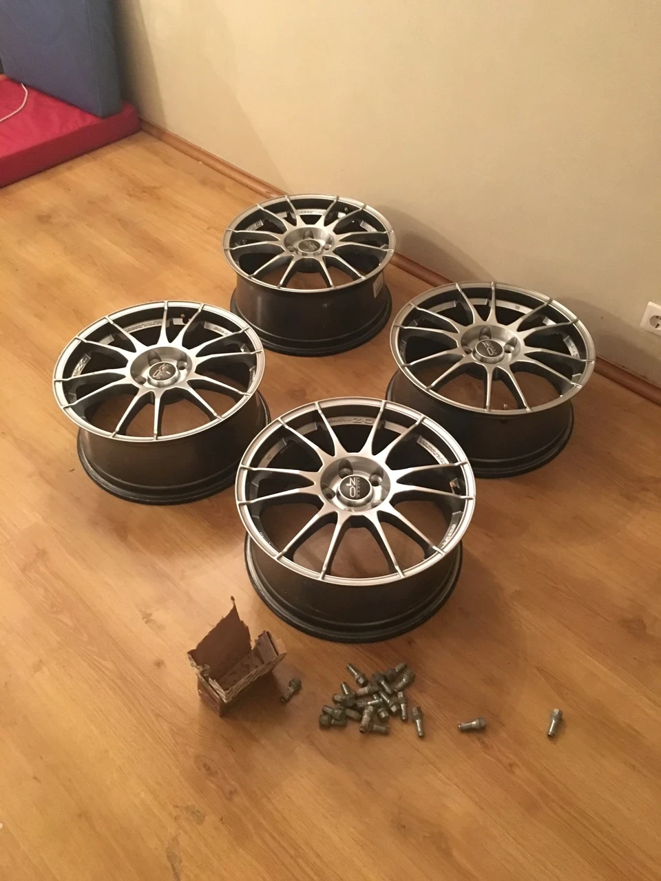 Oz Ultraleggera + Advan Neova AD08 R
