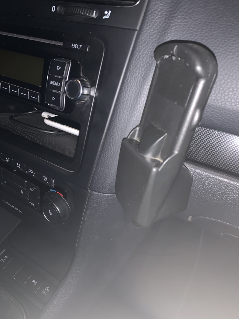 Як прибрати штатну підставку під телефон гольф 6 TDI 2011 1