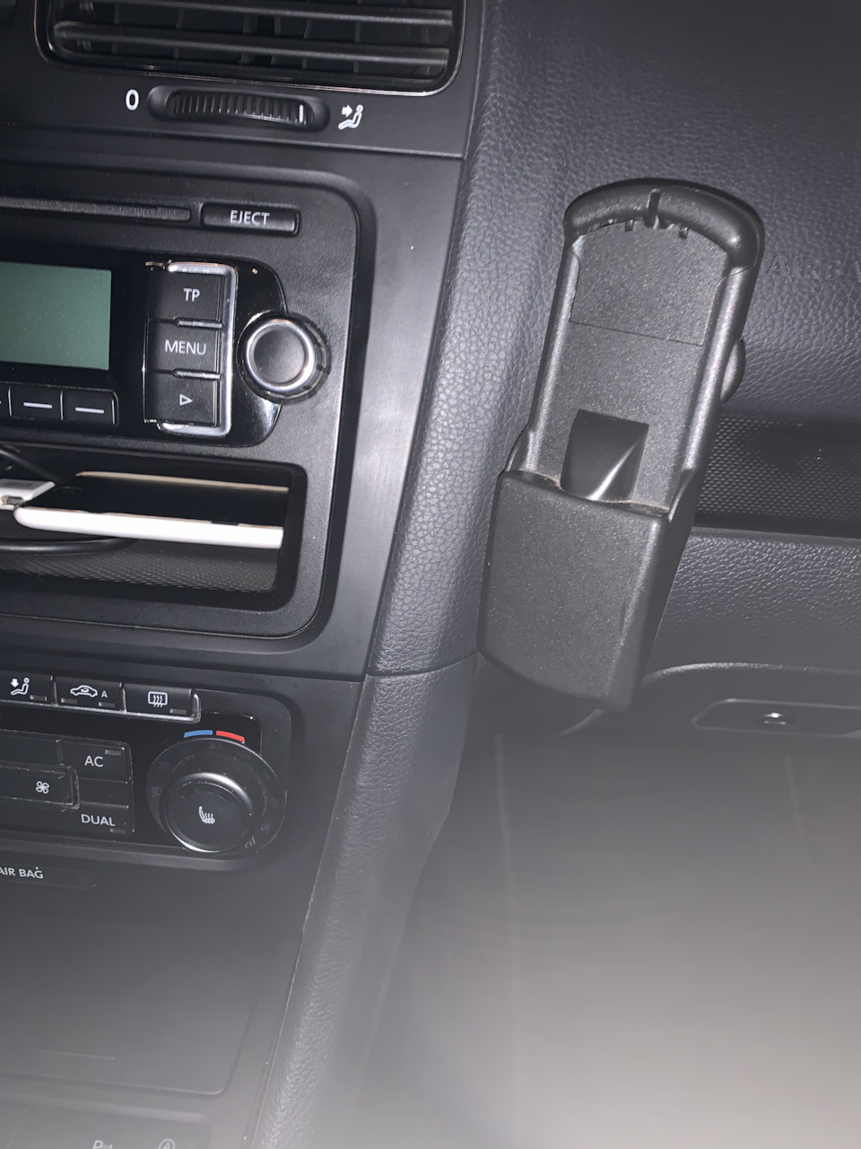 Як прибрати штатну підставку під телефон гольф 6 TDI 2011 2