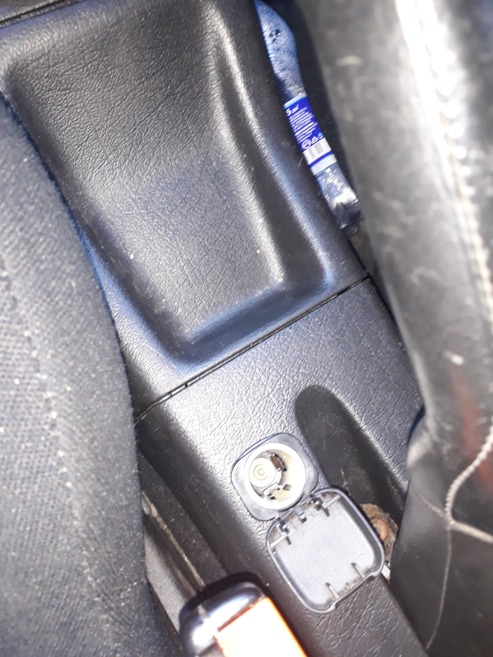 Давно збирався поставити додатковий прикурювач USB зарядка Golf 3 2