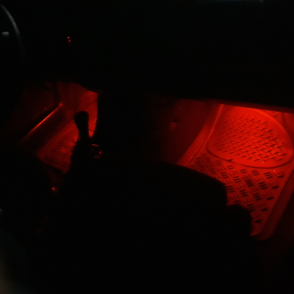Підсвічування ніг у салоні автомобіля 3