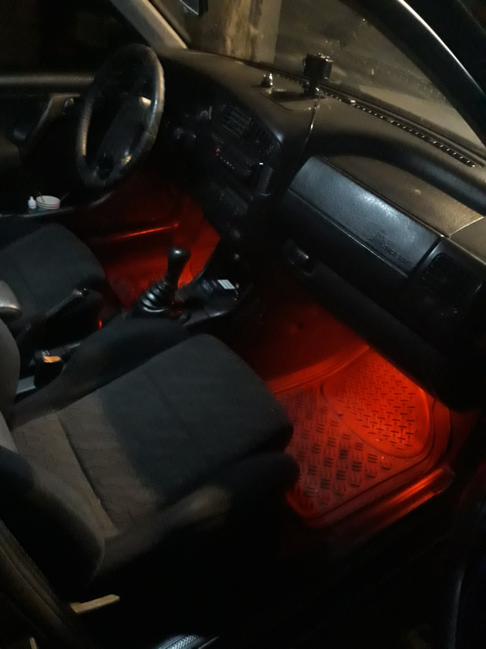 Підсвічування ніг у салоні автомобіля 1