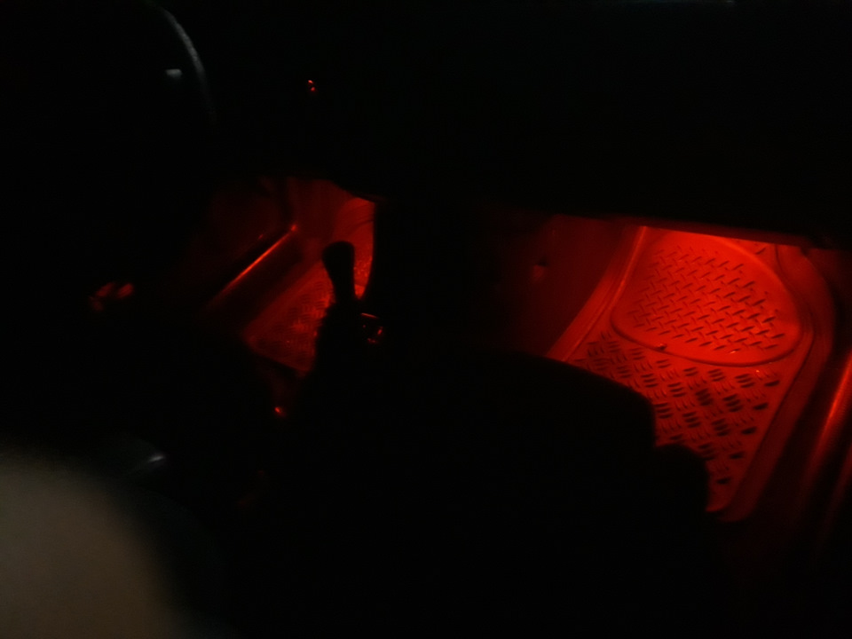 Підсвічування ніг у салоні автомобіля 2