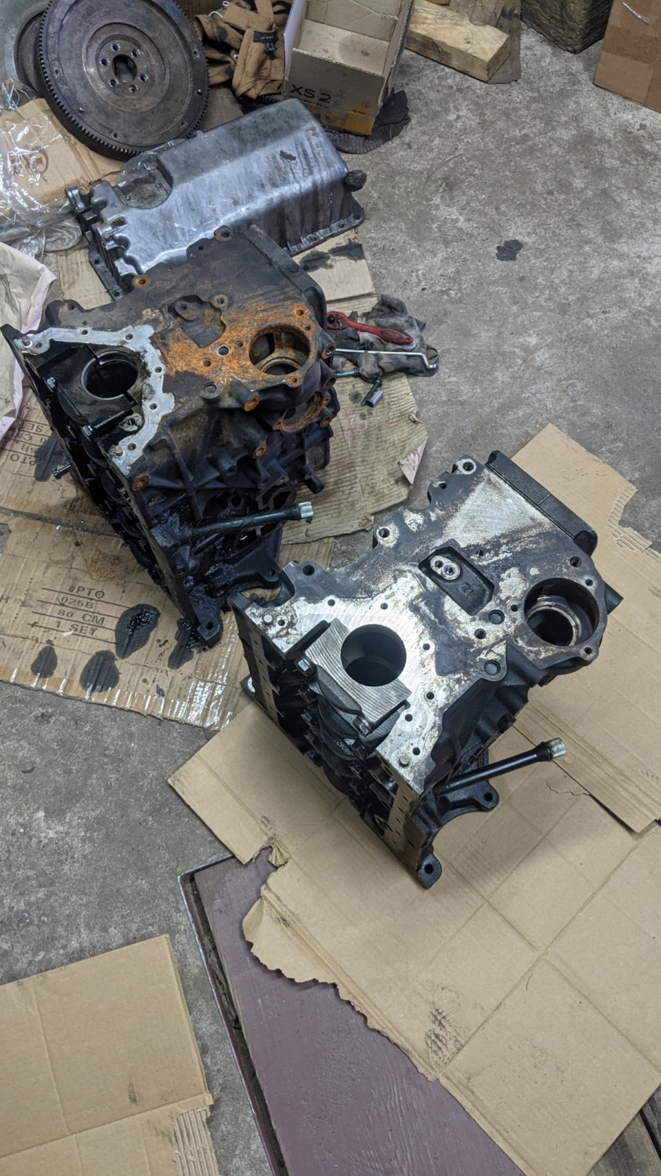 Ну шо, начебто буде новий двигун. Низ/пенек 1.9 tdi/pd(awx)96 кВт, 130 л.с + ГБЦ на ТНВД. 1