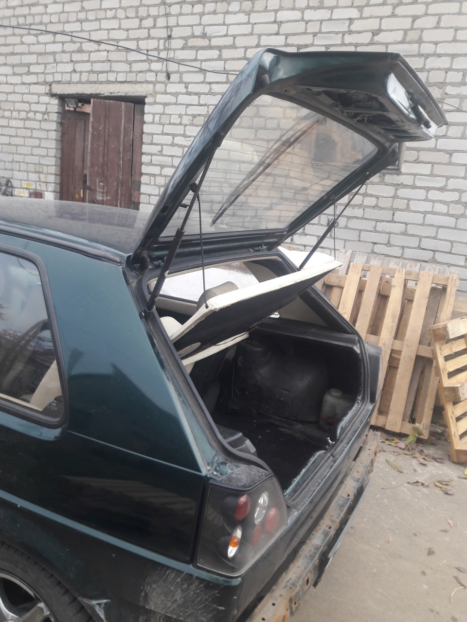 Амортизатори багажника. Golf 2 5