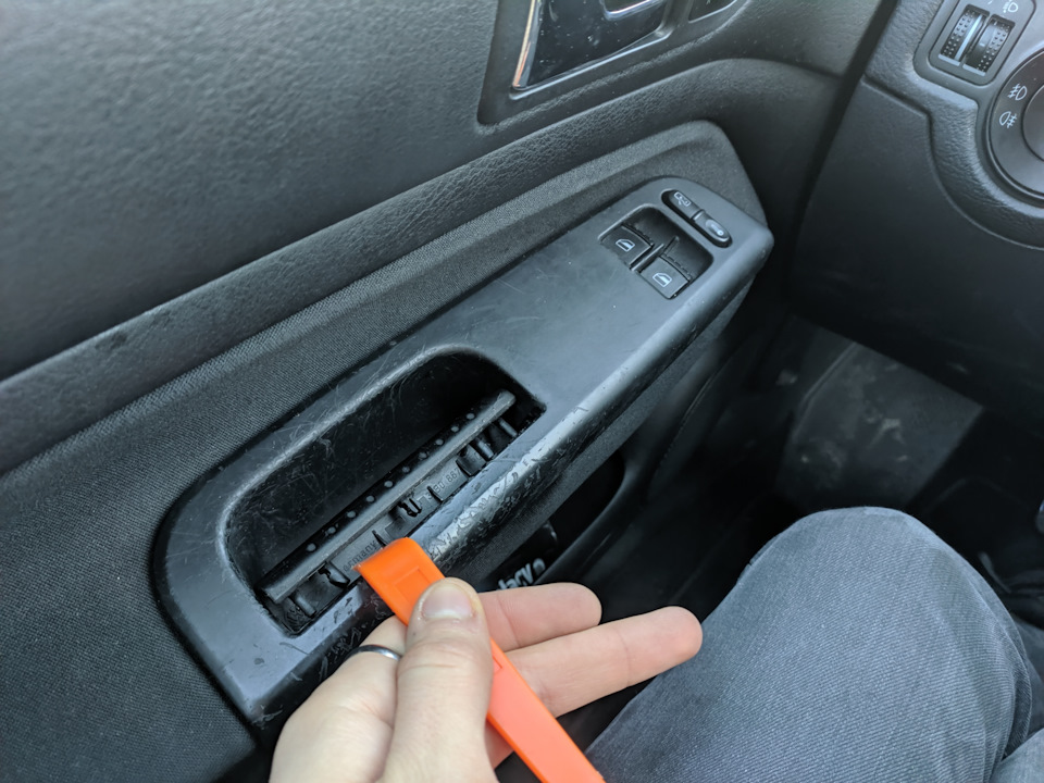 Ремонт кнопки водійського склопідйомника (Volkswagen Golf 4) 2