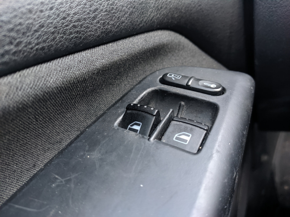 Ремонт кнопки водійського склопідйомника (Volkswagen Golf 4) 1