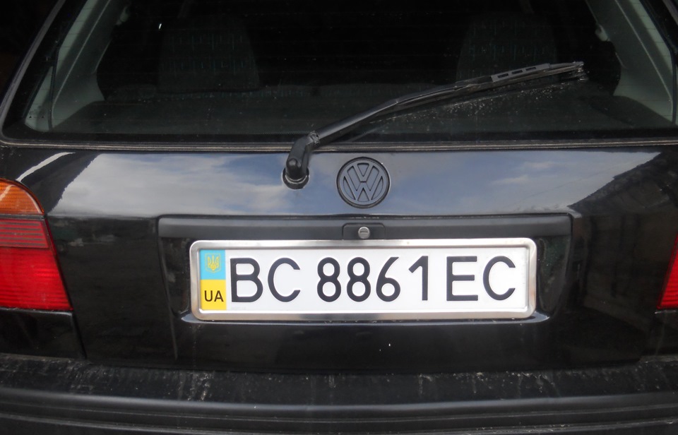 Пофарбував задню емблему VW 4