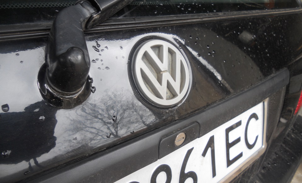 Пофарбував задню емблему VW 1