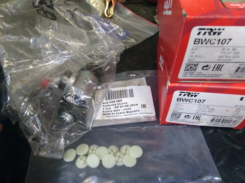 Задні гальмівні циліндри та п'ятаки 6U0698589