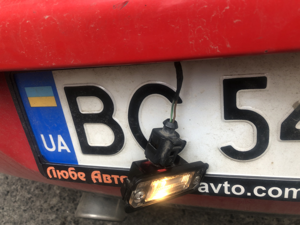 Заміна плафона підсвітки номерного знаку VAG 1j6 943 021 3