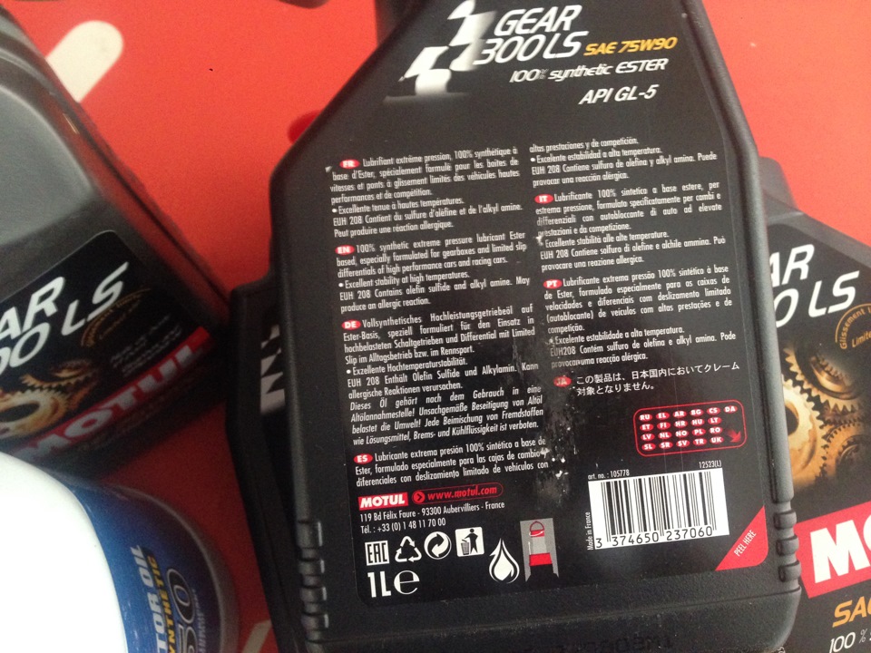 Олія в КПП з блокуванням MOTUL Gear 300 LS 75W90 2