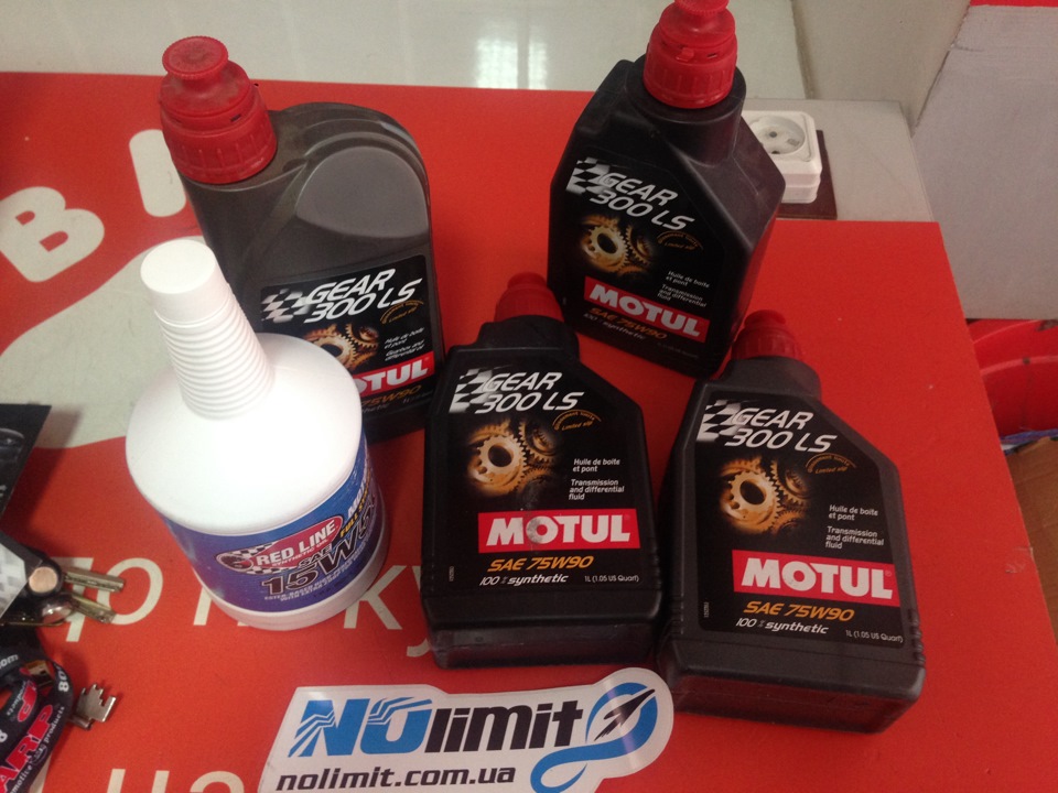 Олія в КПП з блокуванням MOTUL Gear 300 LS 75W90 1