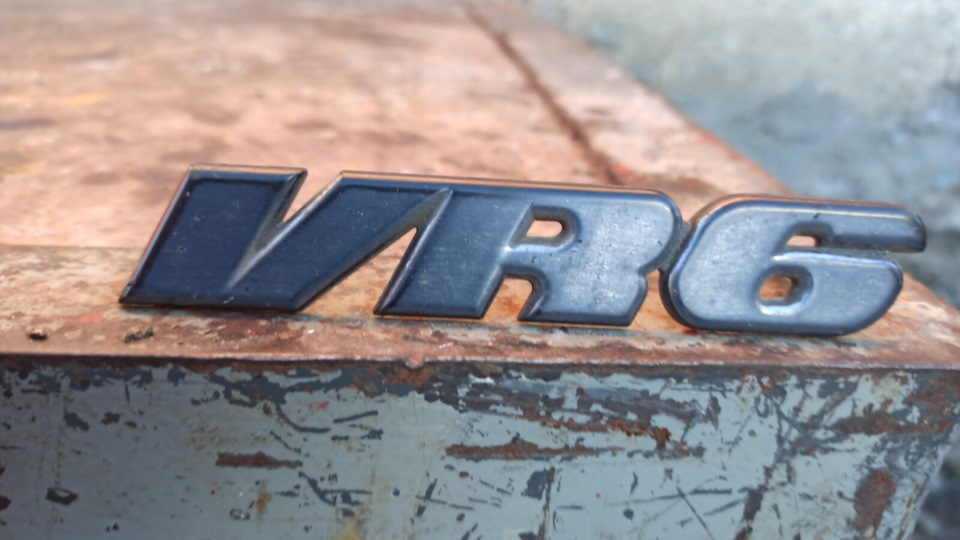 Шильдик в решітку vr6 1