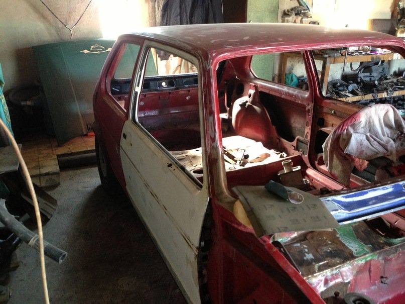 Горе маляр нарешті почав робити машину. 3