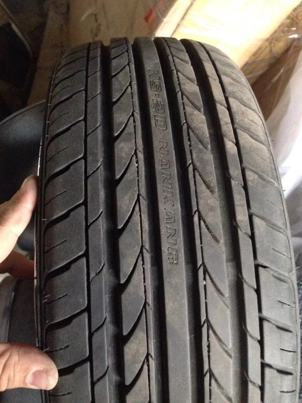 Продам пару гуму 165 40 16 та porsche d90