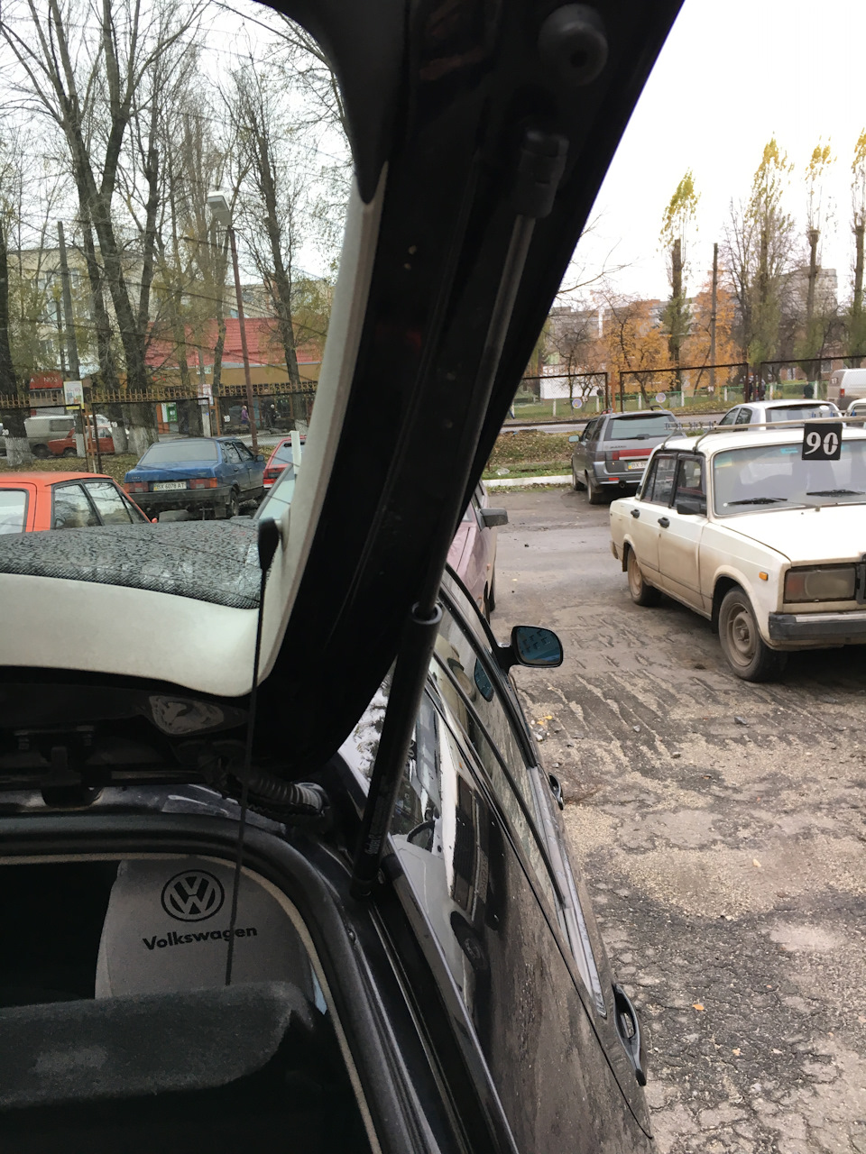 Скриплять газові опори на ляді. 1