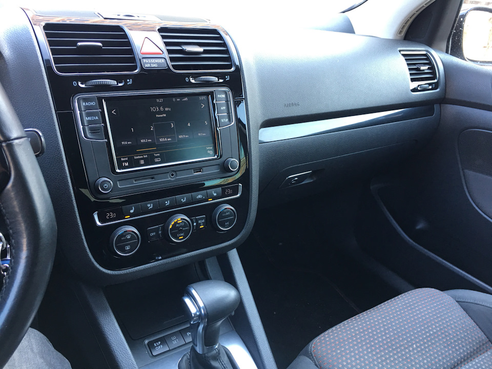 Golf5 Рамка під новий клімат чорний лак 2