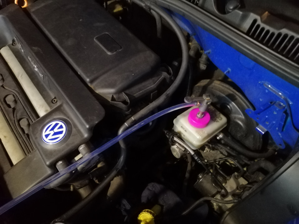 Заміна гальмівної рідини на Volkswagen Golf 4 1.4 16V 5