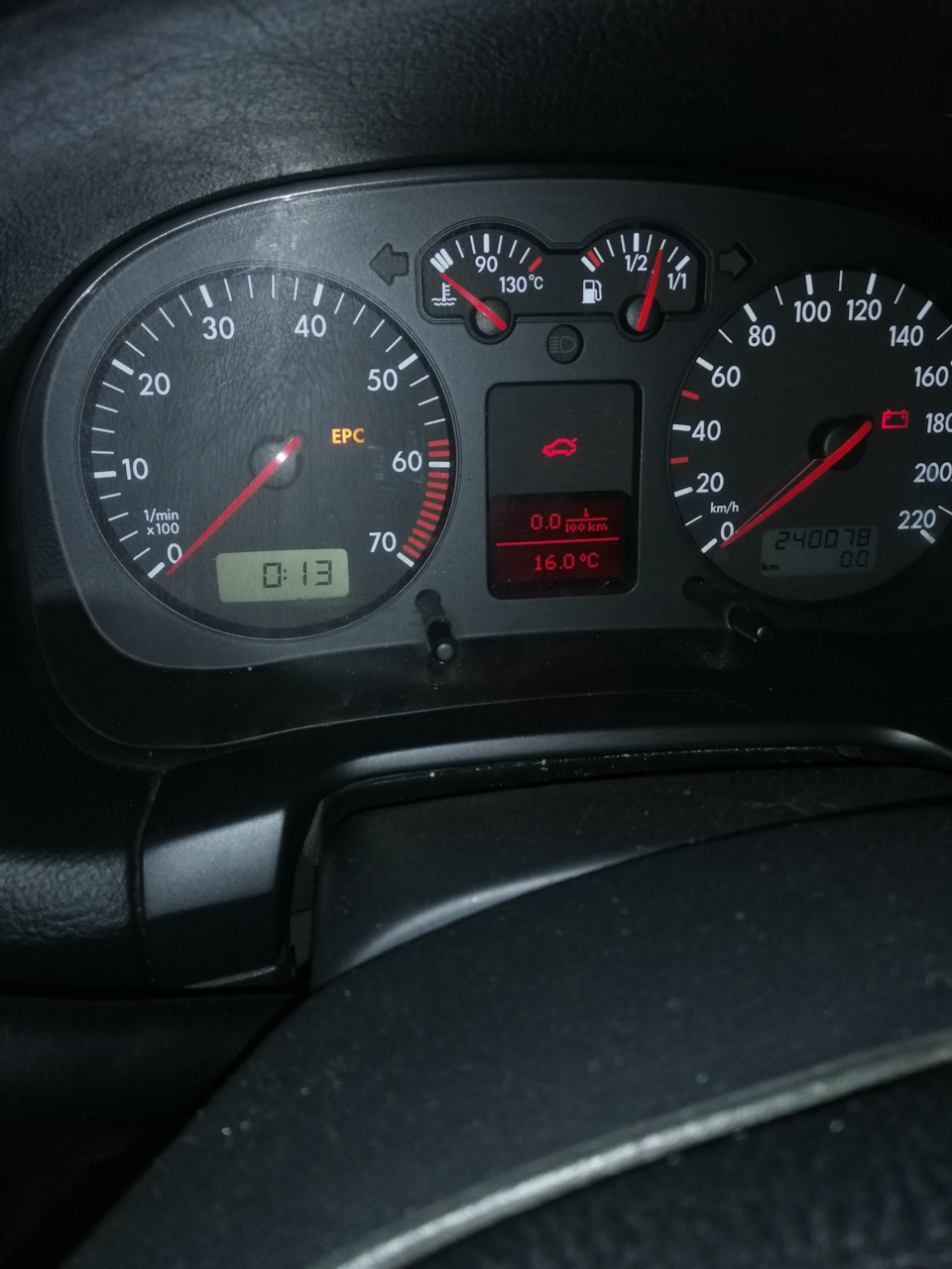 Замок багажника на Volkswagen Golf IV 1
