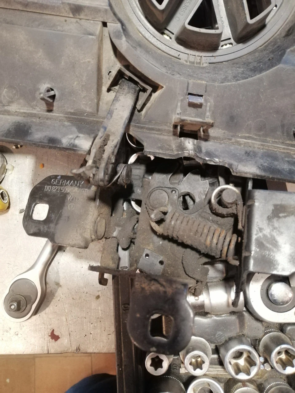 Замок капота Volkswagen Golf 4