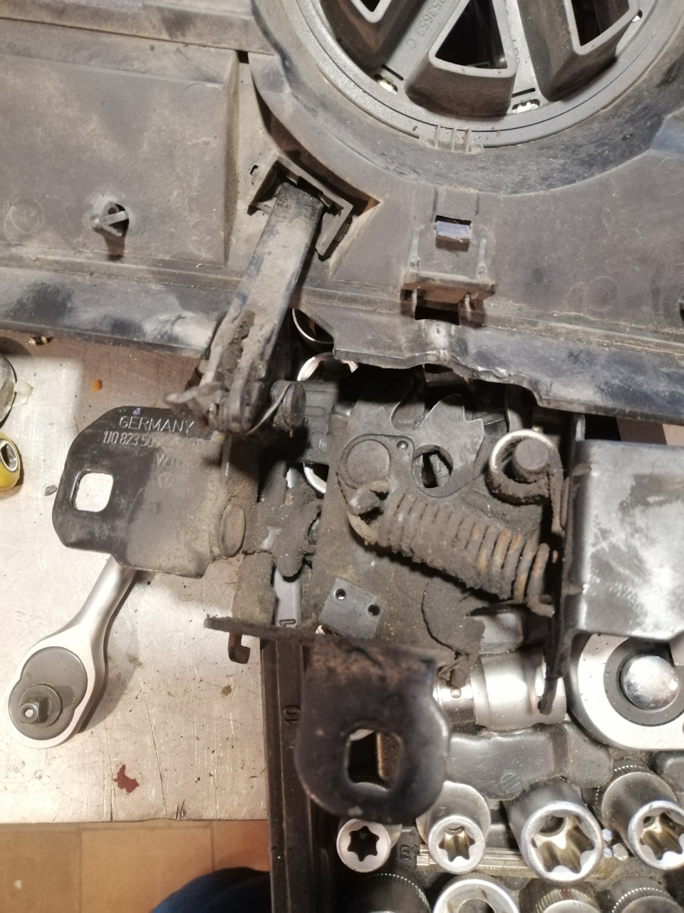 Замок капота Volkswagen Golf 4 1
