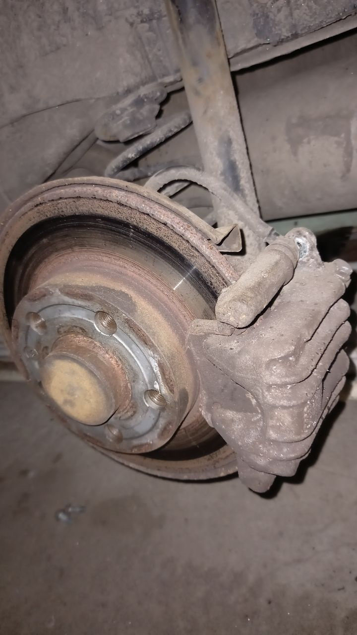 Заміна задніх гальмівних дисків, колодок і маленький ніштяк у салон) 5