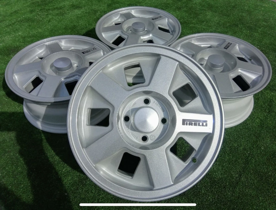 Цікава рідкісна модель RONAL PIRELLI P2 2
