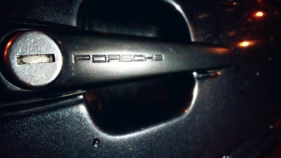 Дверні ручки та кермо Porsche вже на машині))) 2